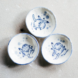 Saucer - Kitty Lick em Balls